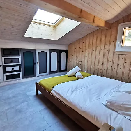 Apt Nala - Sunny Renovated Duplex - 2bed Apt - Views - Hikes 레우쉬