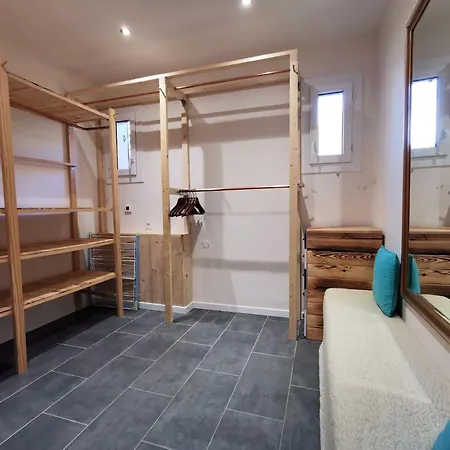 Apt Nala - Sunny Renovated Duplex - 2bed Apt - Views - Hikes 아파트