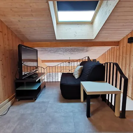 아파트 Apt Nala - Sunny Renovated Duplex - 2bed Apt - Views - Hikes 레우쉬