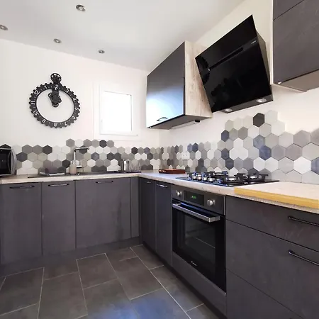 Apt Nala - Sunny Renovated Duplex - 2bed Apt - Views - Hikes * 레우쉬