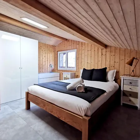 Apt Nala - Sunny Renovated Duplex - 2bed Apt - Views - Hikes 아파트